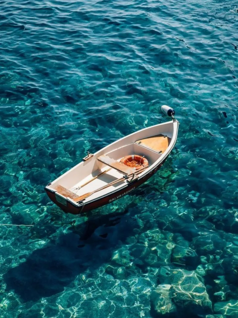 Bateau dans l'océan, affiche italienne, Italie, Travel Art Print plexiglas de TheTravelClub