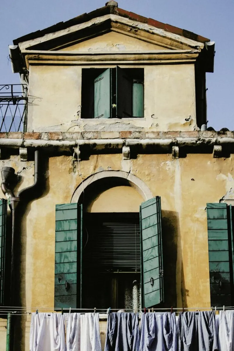 Laundry in Venice pellicola backlit da Anja Hebrank Photography