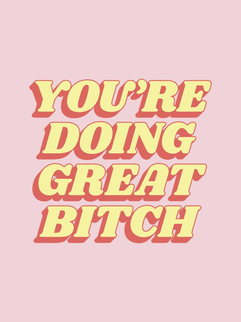 Stampa tipografica "You're Doing Great Bitch" in rosa rosso giallo pellicola backlit da THE MOTIVATED TYPE