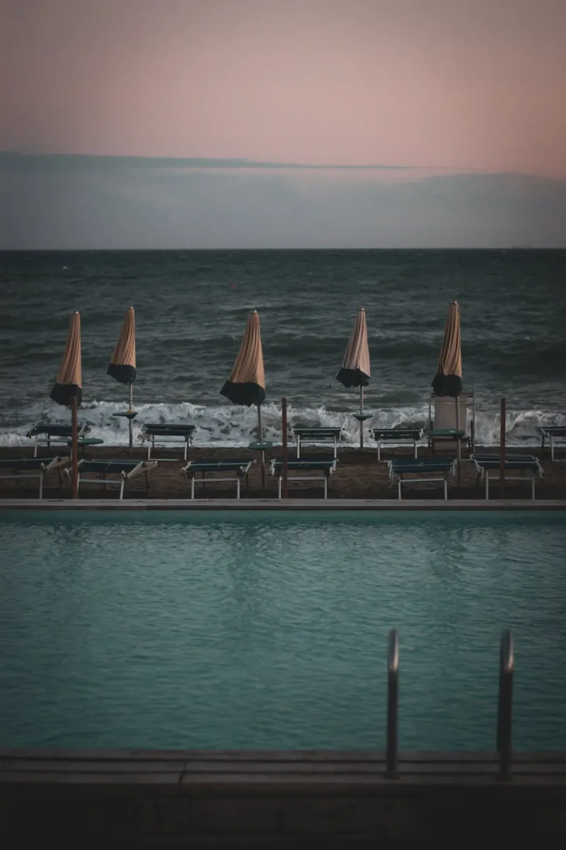 Pool am Strand, Finale Ligure, Fotografie Leinwand von Jule Shnc