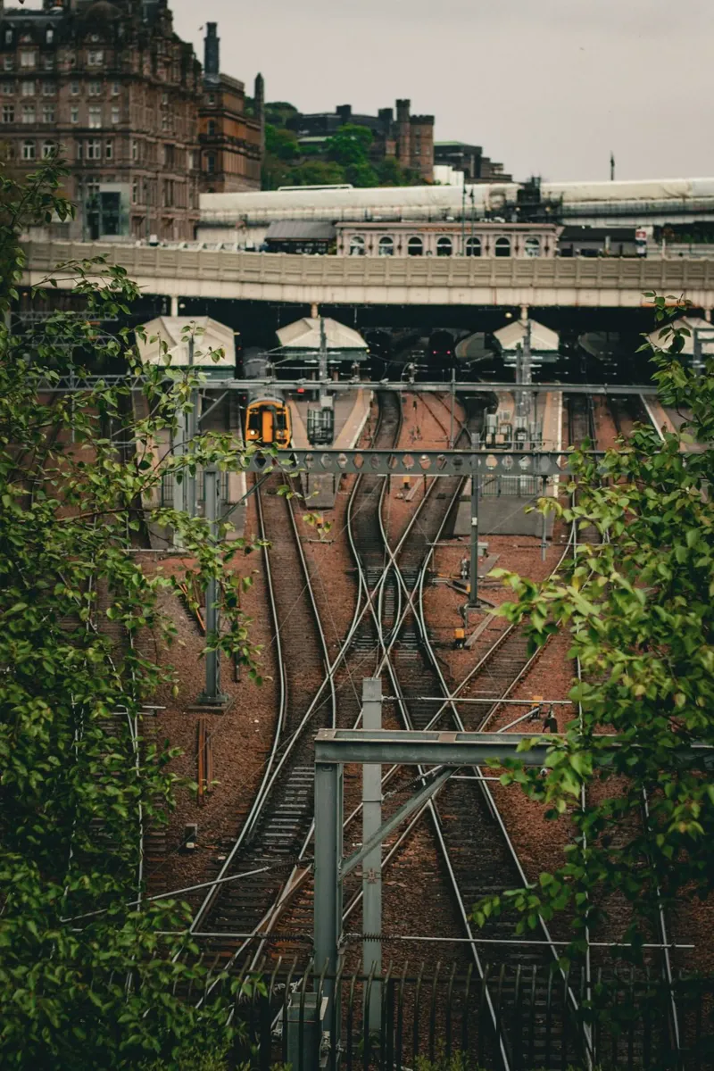 Stazione ferroviaria, Edimburgo, fotografia poster con telaio in plastica da Jule Shnc