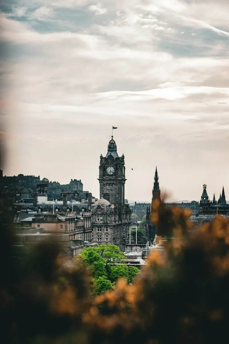 Il Balmoral, Edimburgo, Fotografia poster con telaio in plastica da Jule Shnc