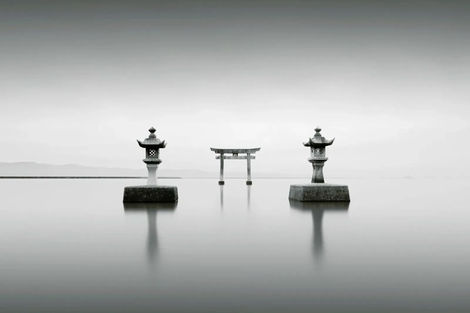 Einootsurugi Shrine I pellicola backlit da Michael J. Reibert