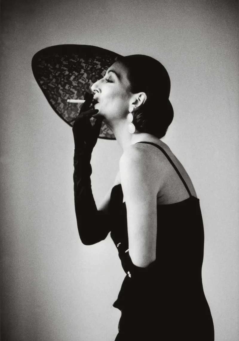 june newton che fuma pellicola backlit da Takeme