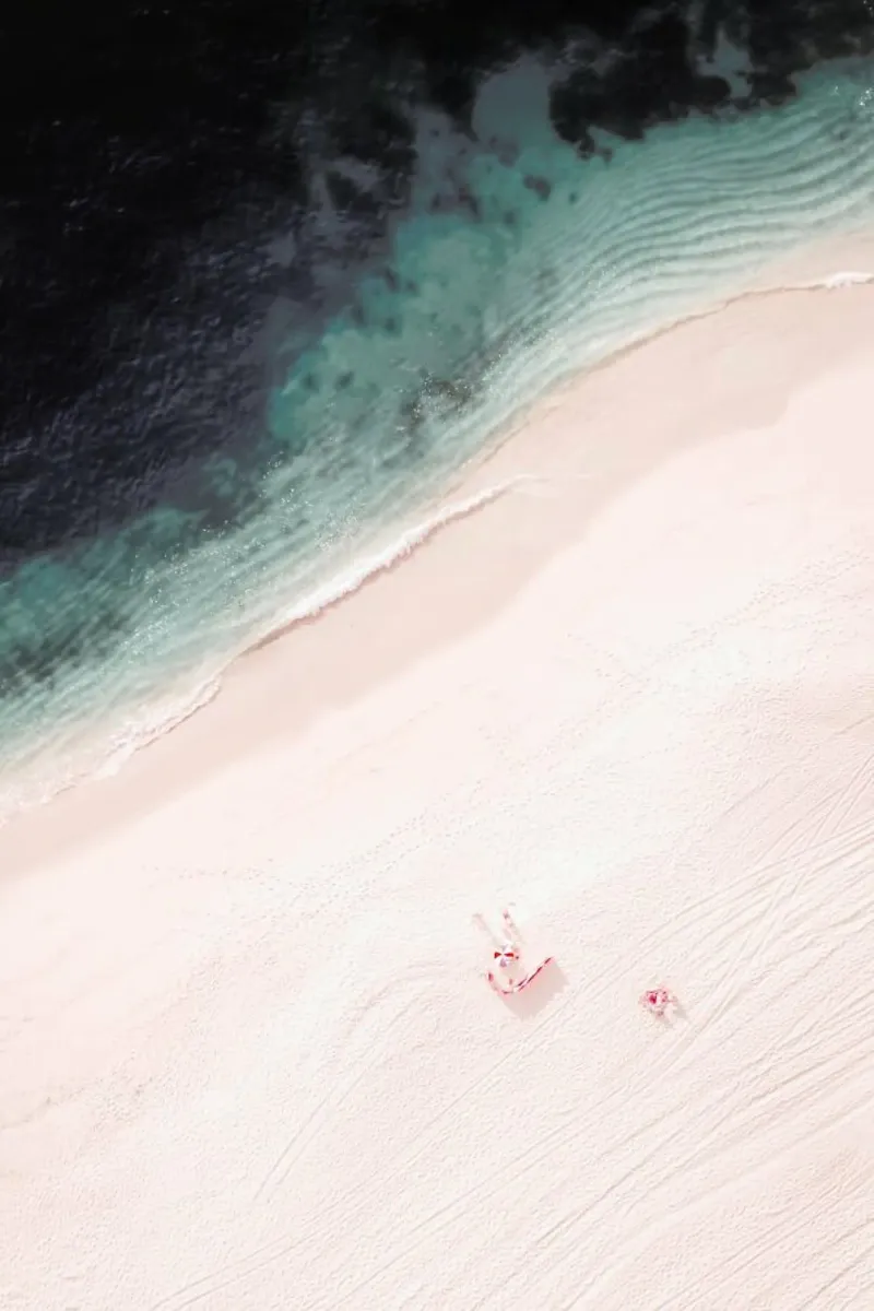 Spiaggia di sabbia rosa - Oceano mare aereo pellicola backlit da Ingrid Beddoes