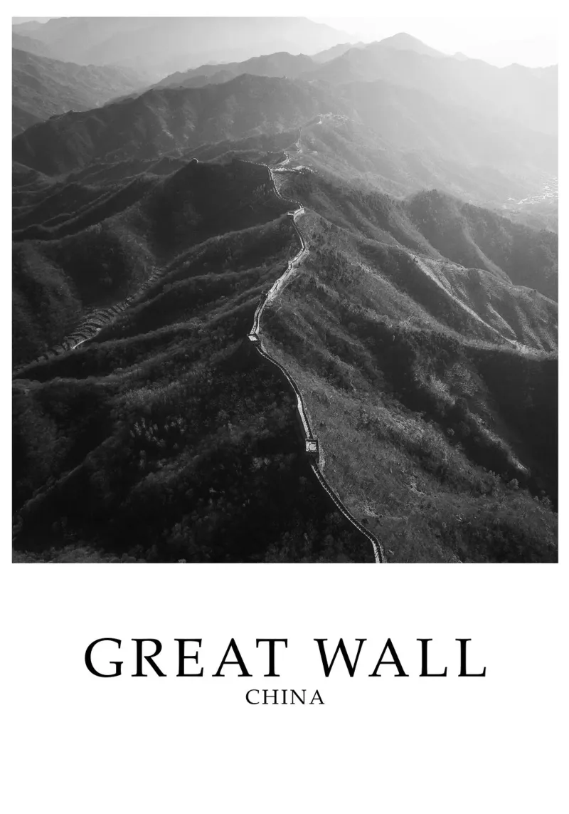 Scena di architettura della Grande Muraglia cinese in scala di grigi poster con telaio in plastica da Charnwood Prints