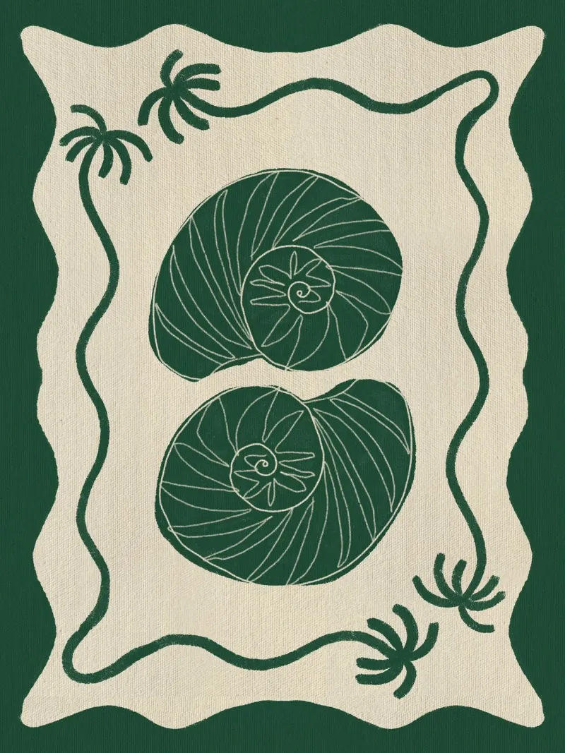 Storie di conchiglie verdi poster con telaio in legno da Shatha Al Dafai