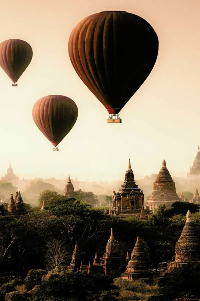 Hot Air Balloons in Bagan poster con telaio in alluminio da METROPOLIS