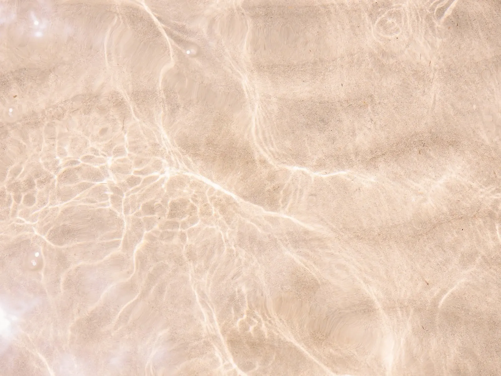 Golden Currents – Sand and Light Play pellicola backlit da Raisa Zwart Photography