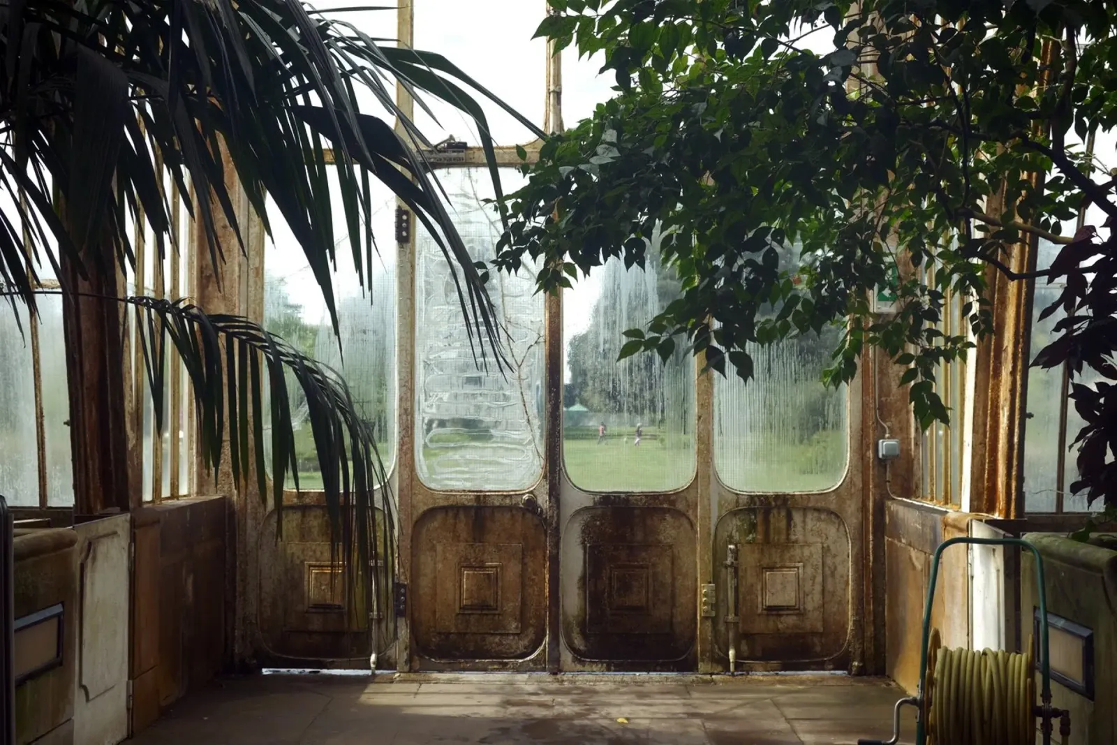 GREENHOUSE II poster avec cadre en plastique de Grumpz