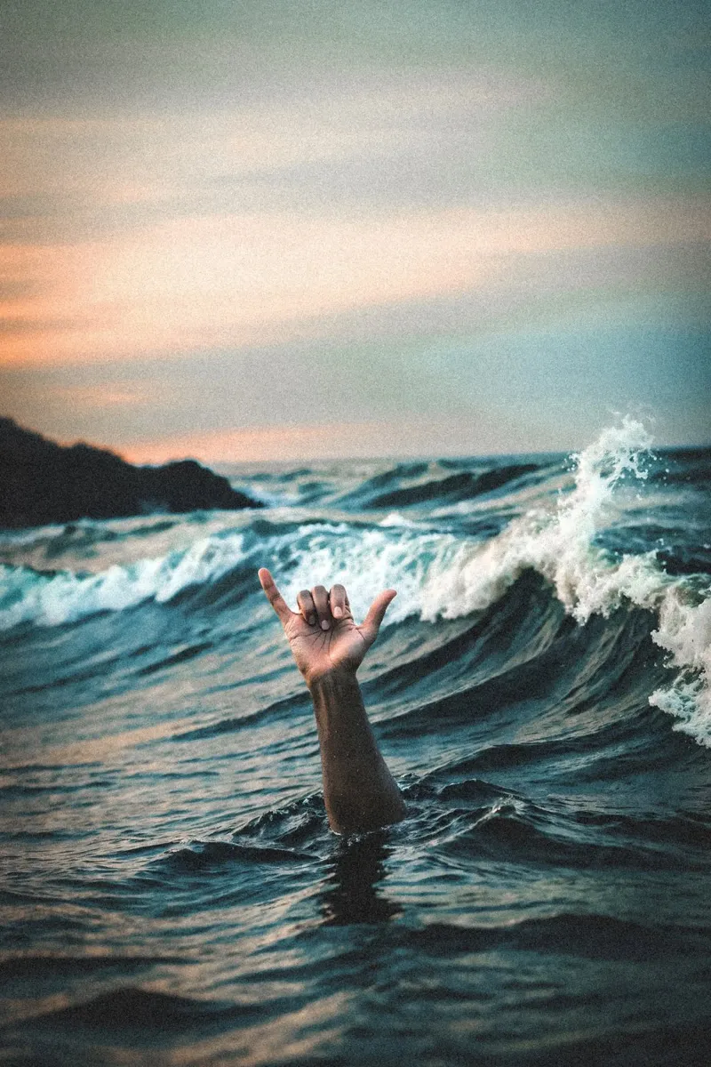 Drownin’ Cool – Shaka Gesture Art pellicola backlit da BLICKPUNKT