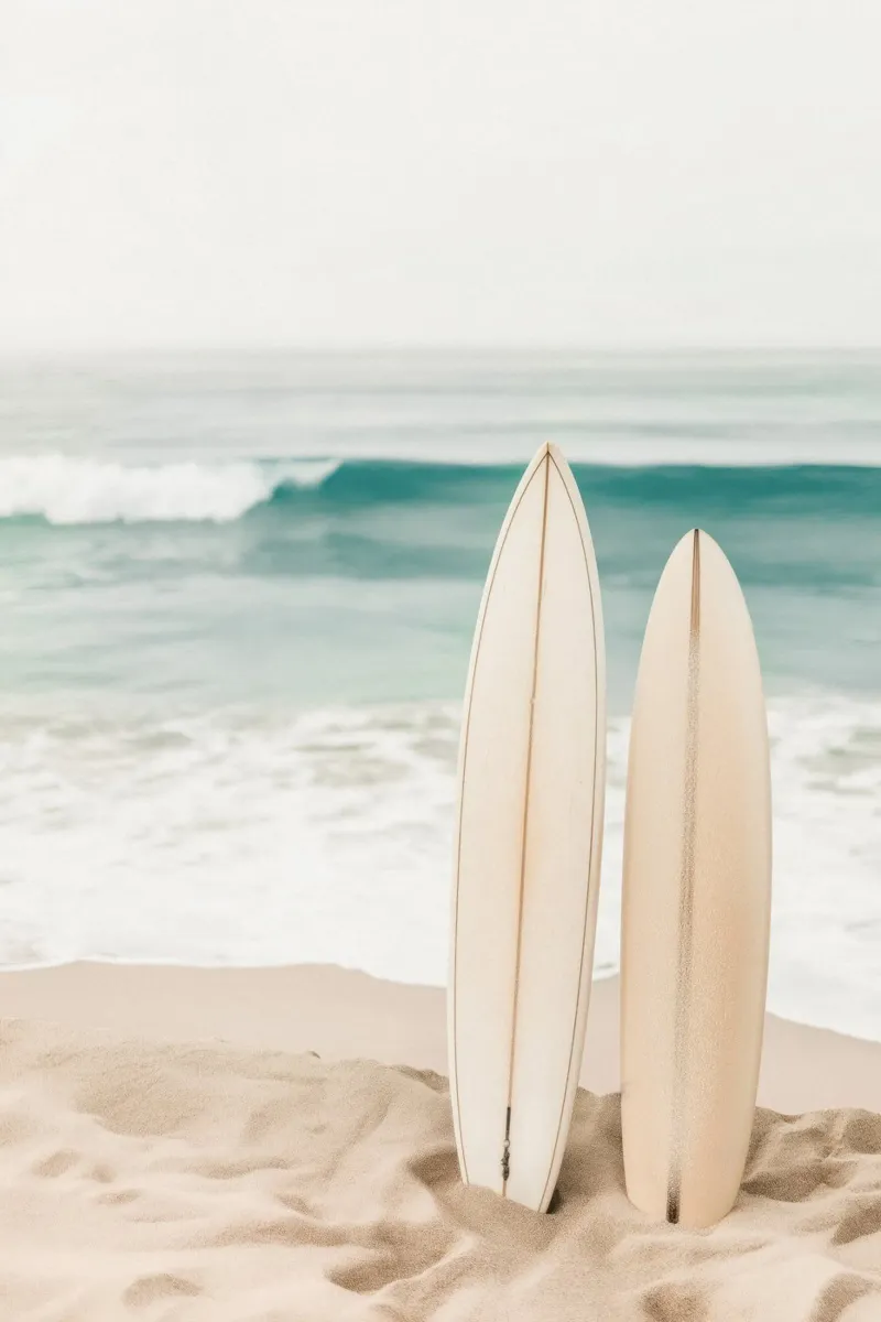 Tavole da surf sulla spiaggia poster con telaio in plastica da Indigo Tides Art