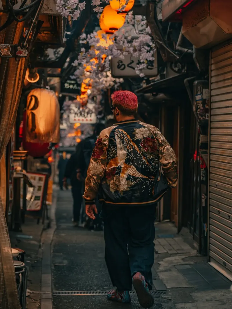 Scena di strada a Tokyo, Giappone pellicola backlit da Marcel Bisig