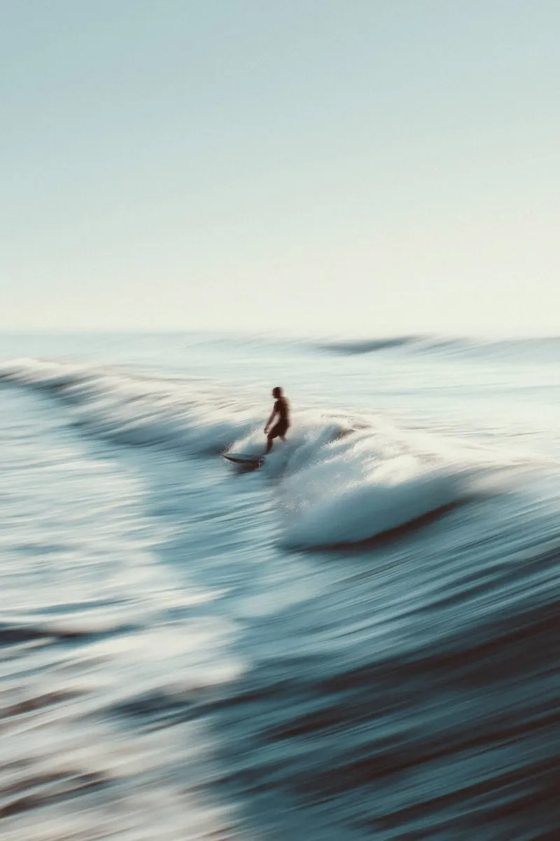 Surfer die golven berijdt canvas van Indigo Tides Art