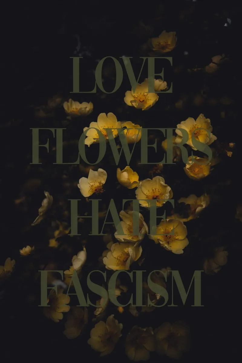 Love Flowers Hate Fascism poster con telaio in plastica da Jule Shnc