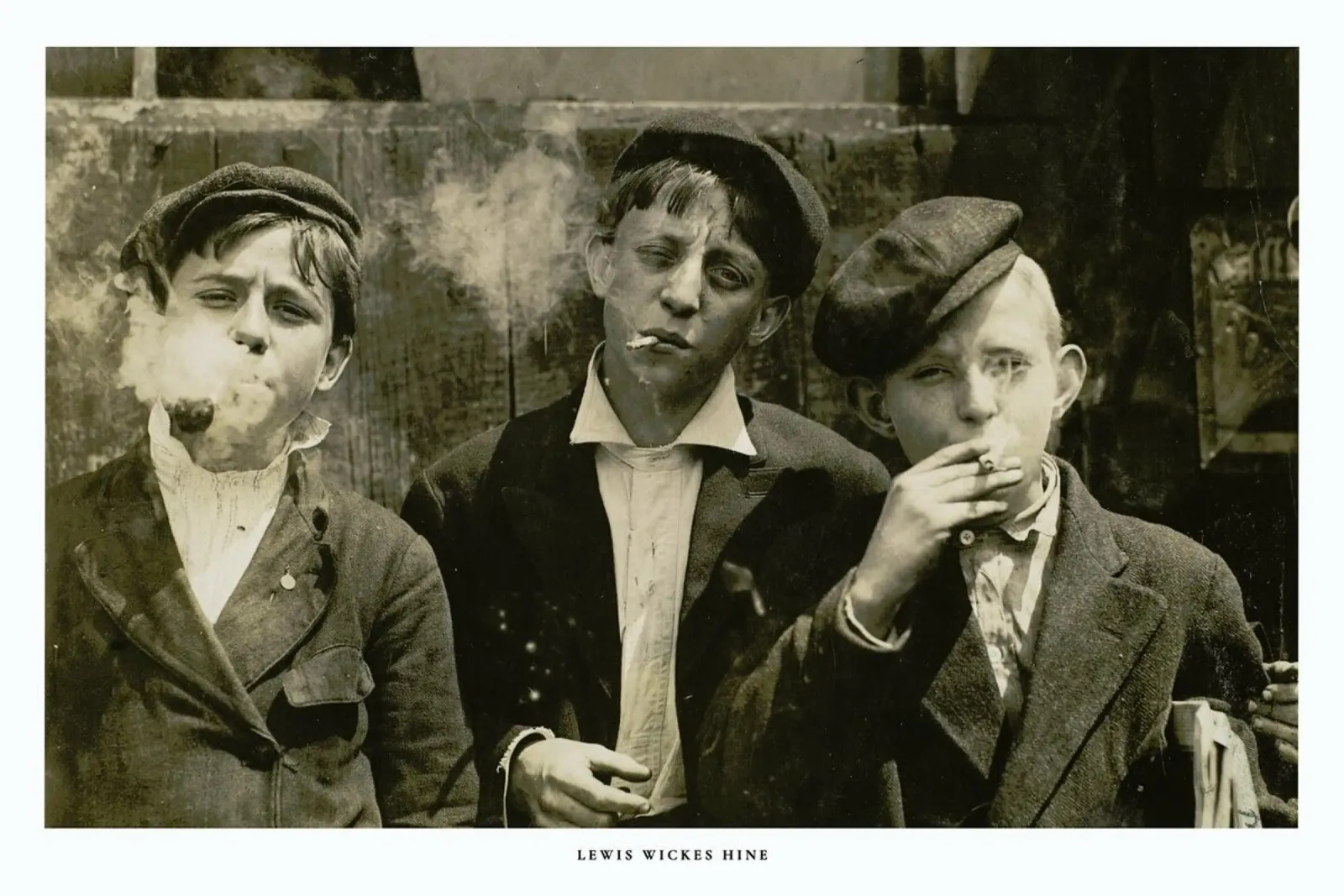 Lewis Wickes Hine - Newsies at Skeeter's Branch, Jefferson near Franklin pellicola backlit da ARTOTHEK