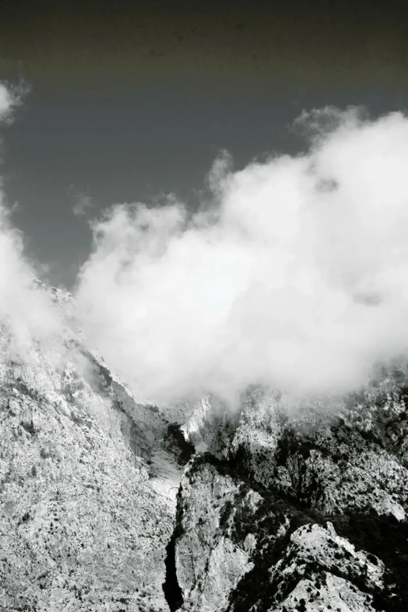 Hiking through Mountains & Clouds pellicola backlit da Studio Nahili