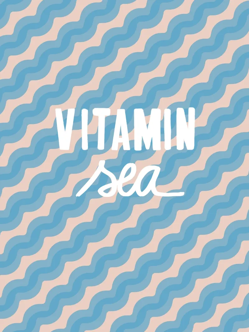 VITAMINA MARE Bianco su onde blu poster con telaio in legno da Alisa Knöß