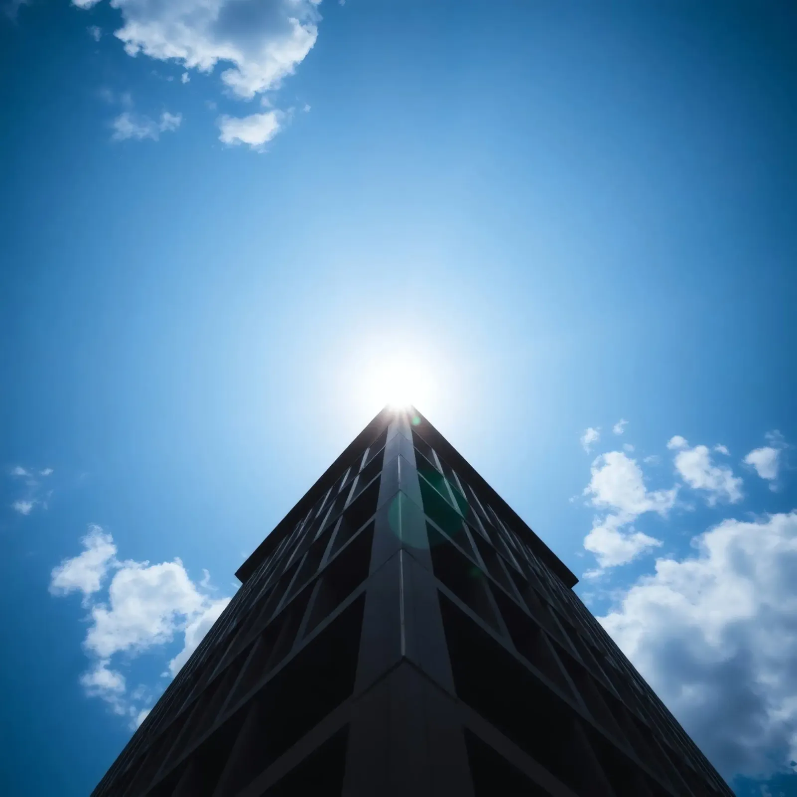 La luce del sole si riflette sulla cima di un alto edificio poster con telaio in plastica da DesignDoodle