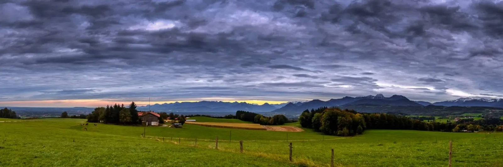 Nuvole di pioggia e panorama del tramonto poster con telaio in legno da 5ecken