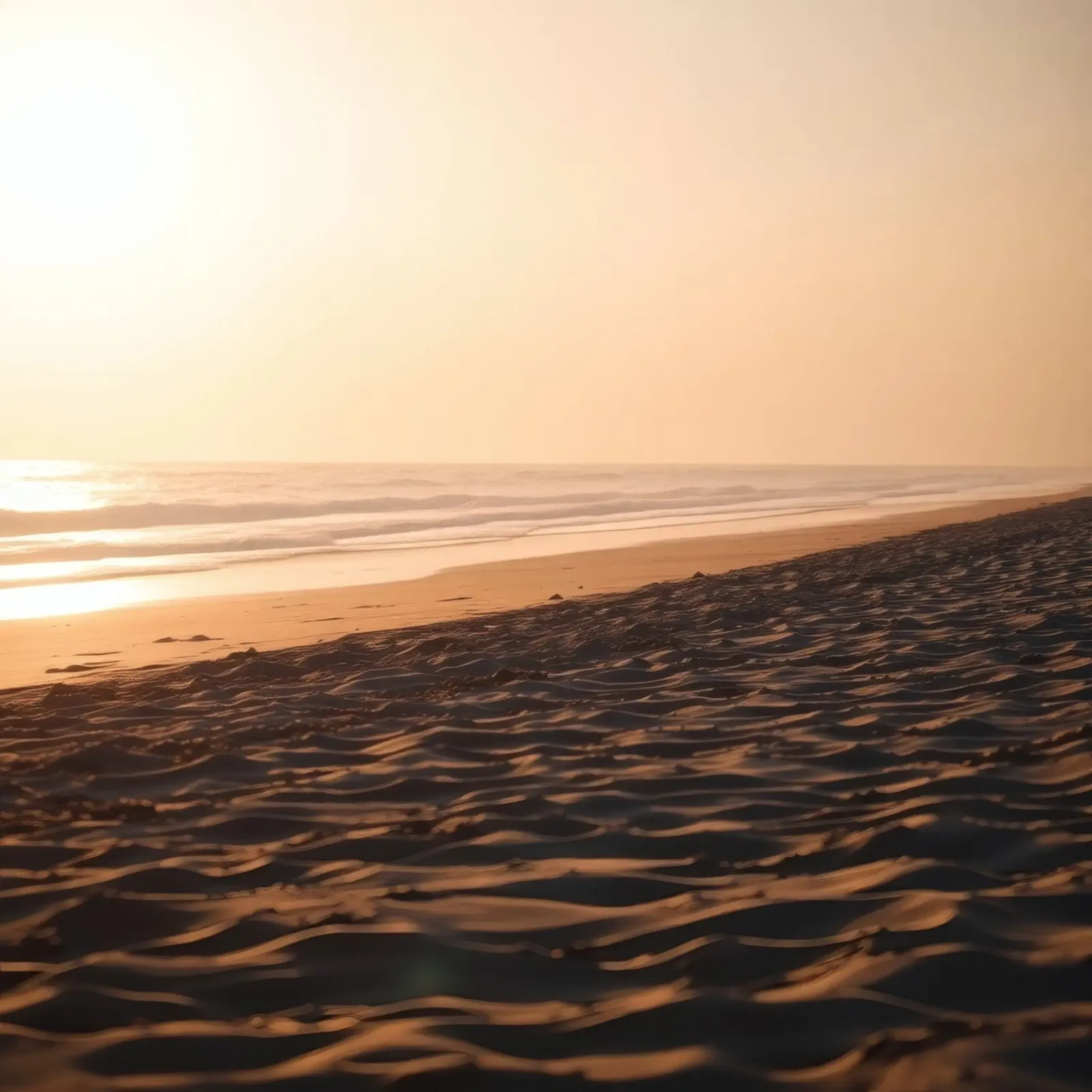 Gouden zonsondergang over rustig strand met zachte golven en zachte acryl van DesignDoodle