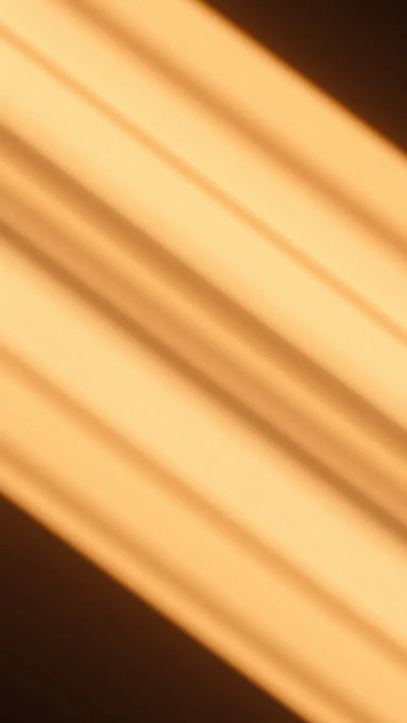 Abstrakter warmer Gradient Hintergrund mit glatten Linien Acryl-Glas von DesignDoodle
