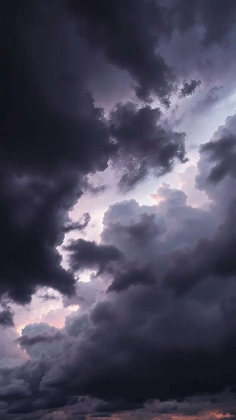 Le formazioni nuvolose scure e lunatiche creano un cielo drammatico pellicola backlit da DesignDoodle