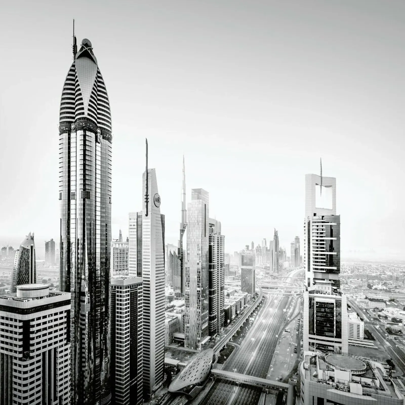 Sheikh Zayed Road - Dubai 2015 poster con telaio in alluminio da Håggard Photography | Ronny Behnert