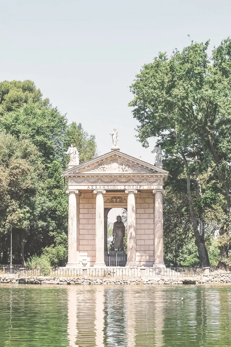 Roma, Italia I Tempio di Esculapio nel parco di Villa Borghese poster con telaio in plastica da Julie Travel Photography