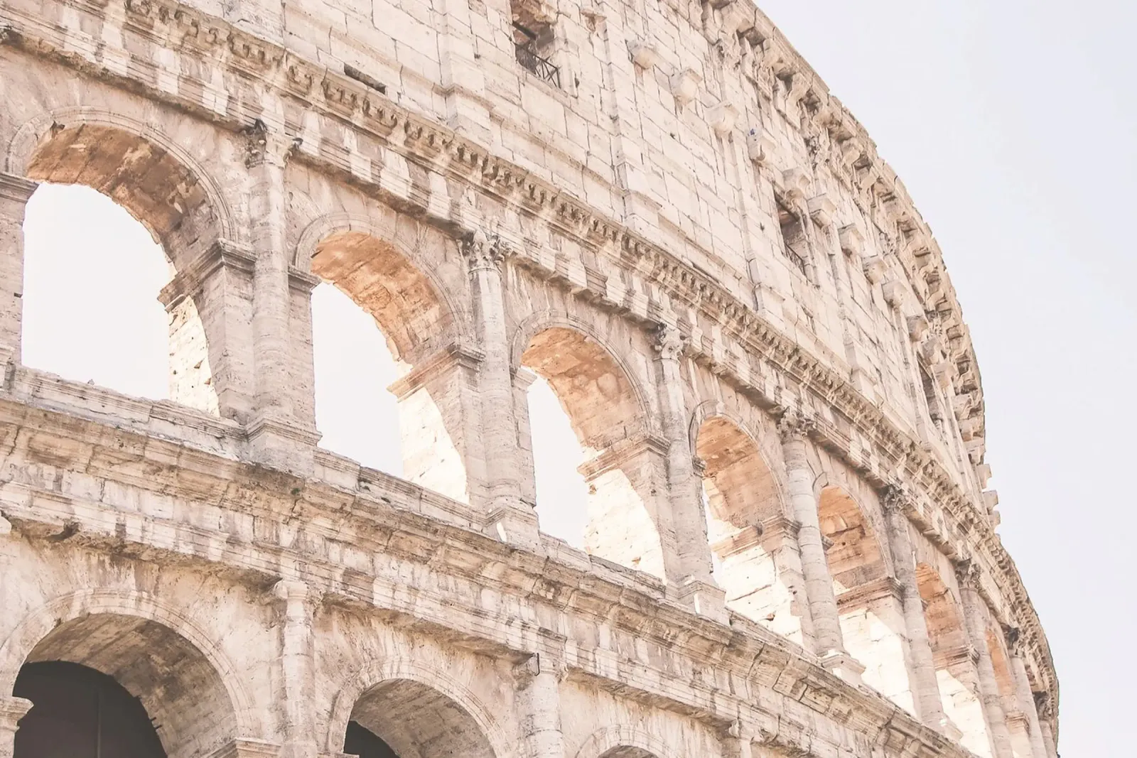 Rom, Italien I Das Kolosseum in ästhetischem Pastelllicht Poster mit Holzrahmen von Julie Travel Photography