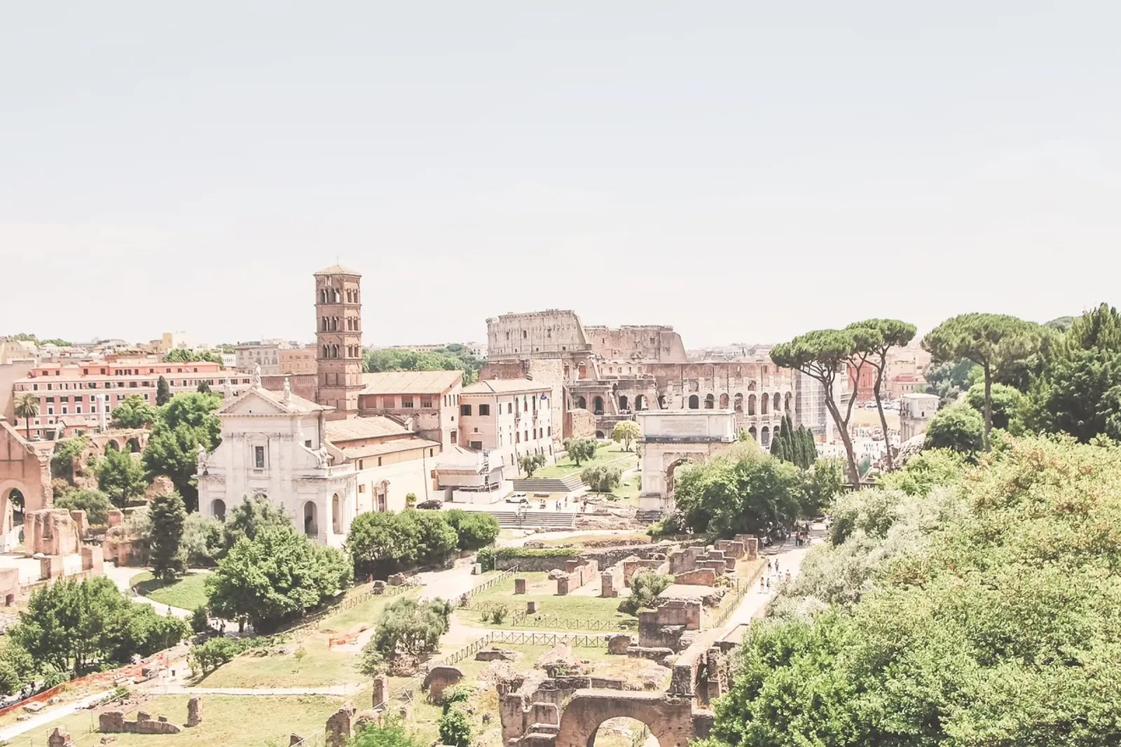 Roma, Italia I Vista panoramica del Foro Romano con il Colosseo pellicola backlit da Julie Travel Photography