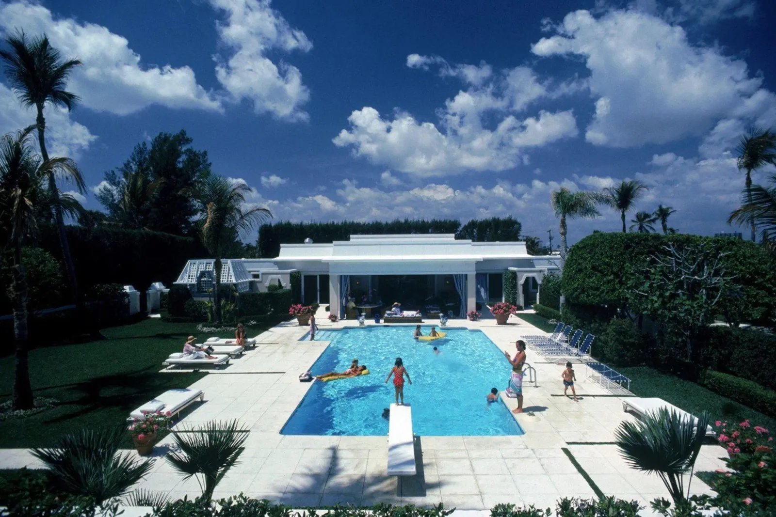 Piscina a Palm Beach pellicola backlit da Popo Photograph