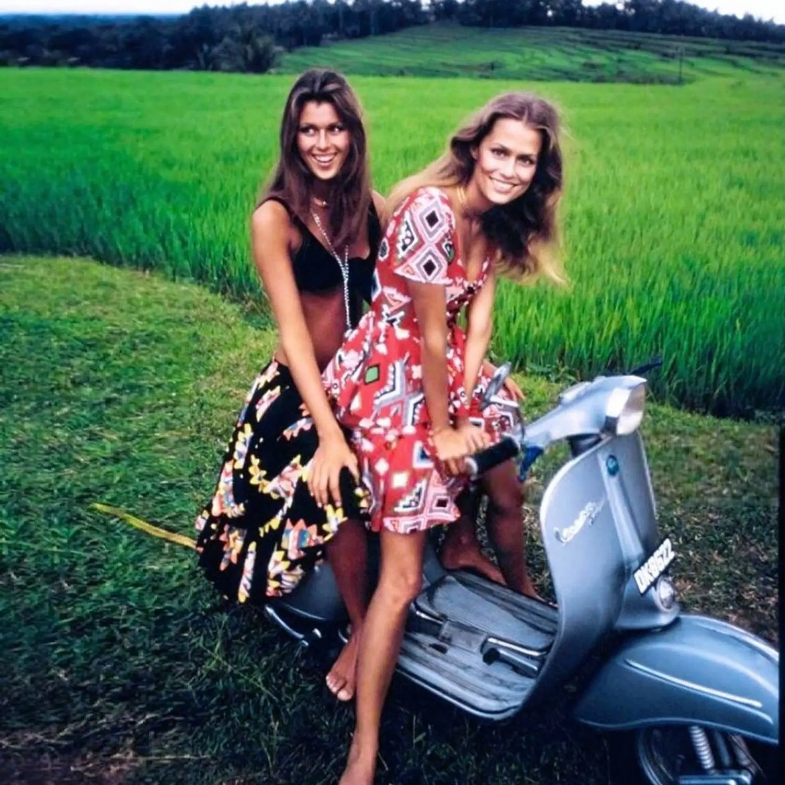 Pilar Crespi e Lauren Hutton in un servizio per Vogue, 1970 di pellicola backlit da Popo Photograph