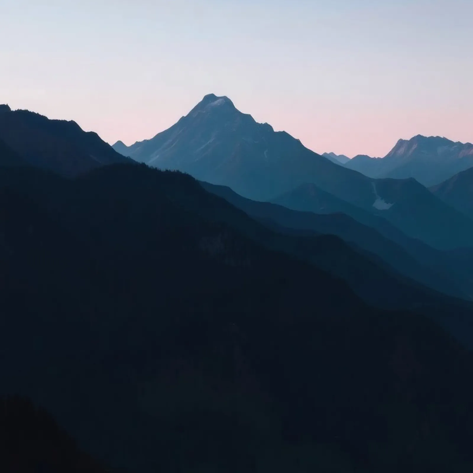 Serene bergsilhouetten in de schemering creëren een rustig gevoel canvas van DesignDoodle