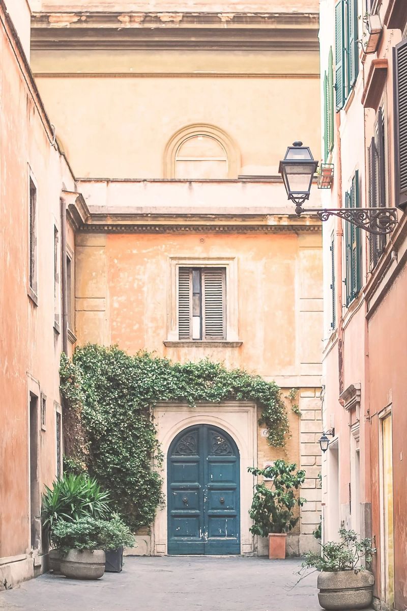 Rome, Italie I Façade orange pastel à Trastevere et porte poster de Julie Travel Photography