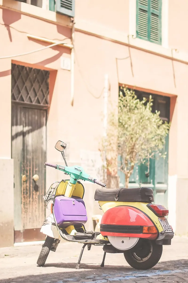 Roma, Italia I Scooter retrò multicolore pastello a Trastevere carta hahnemühle da Julie Travel Photography