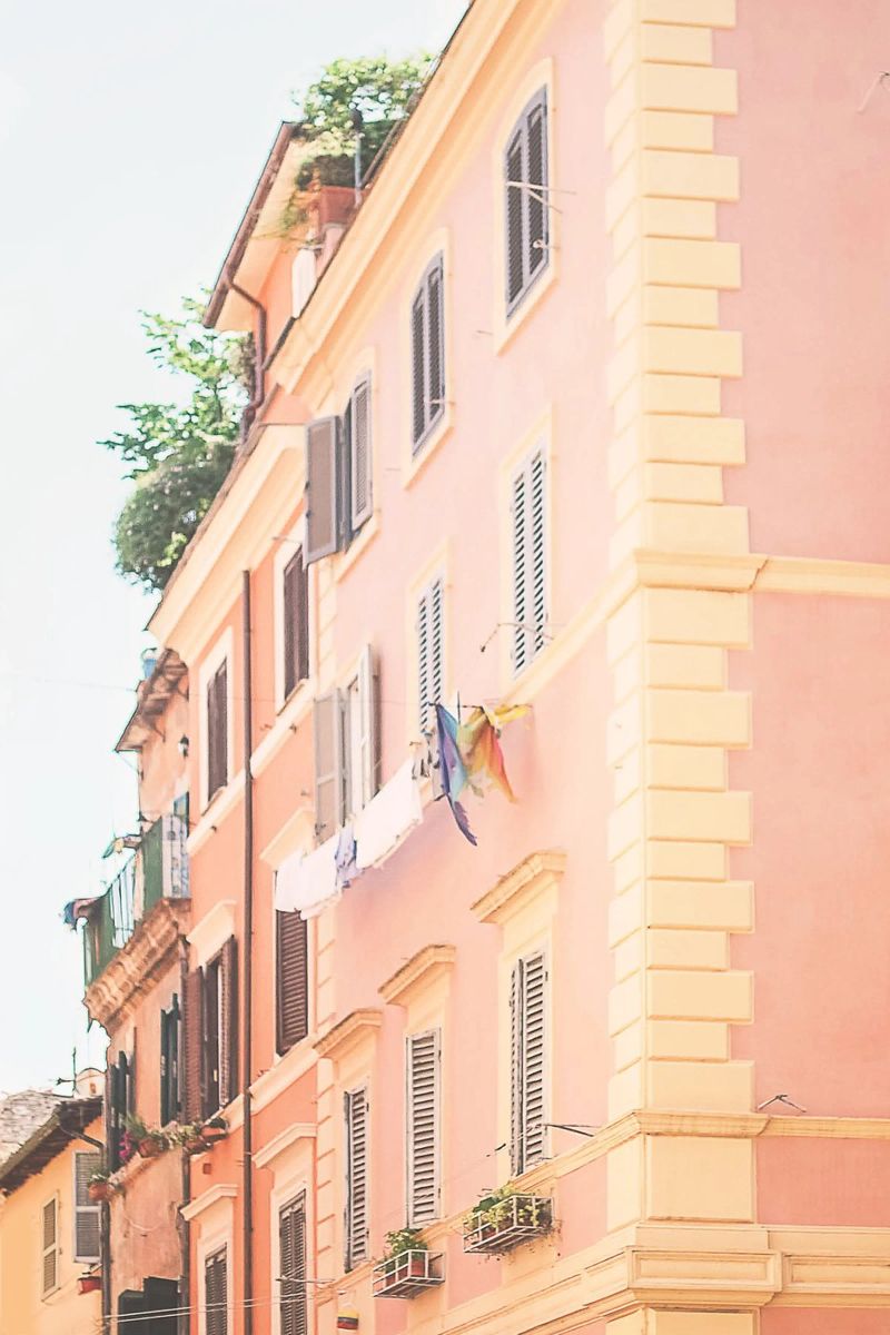 Rome, Italie I Architecture de façade pastel rose et orange poster de Julie Travel Photography