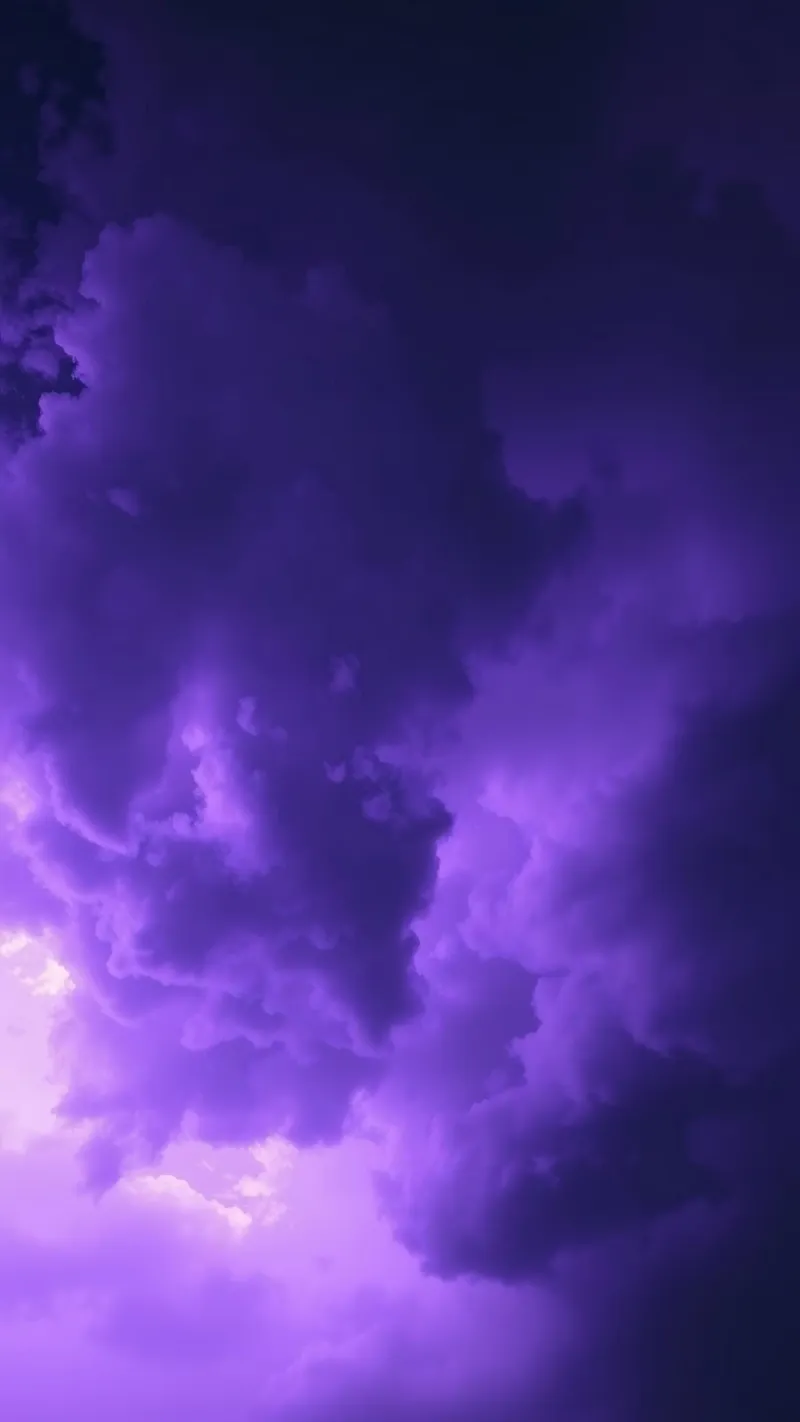 Le nuvole viola che riempiono il cielo creano un'arte accattivante. pellicola backlit da DesignDoodle