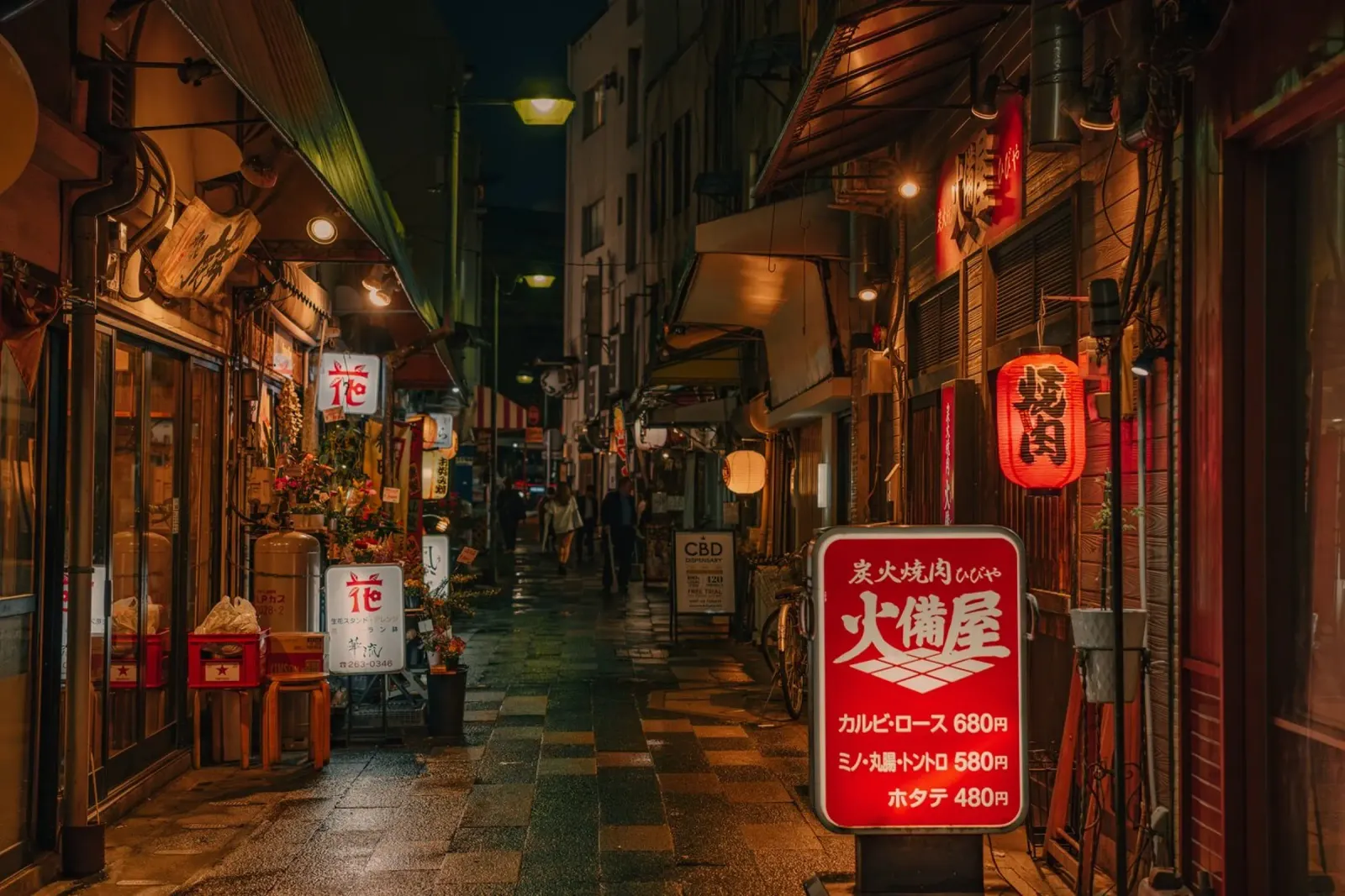 Scena notturna di strada a Fukuoka, Giappone pellicola backlit da Marcel Bisig