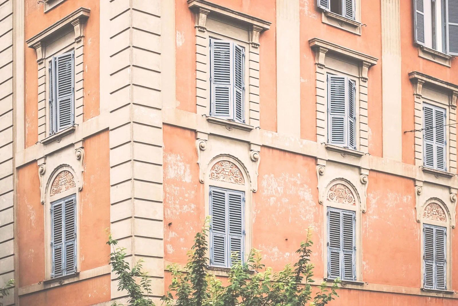 Rome, Italie I Façade orange d’un immeuble italien ancien poster de Julie Travel Photography