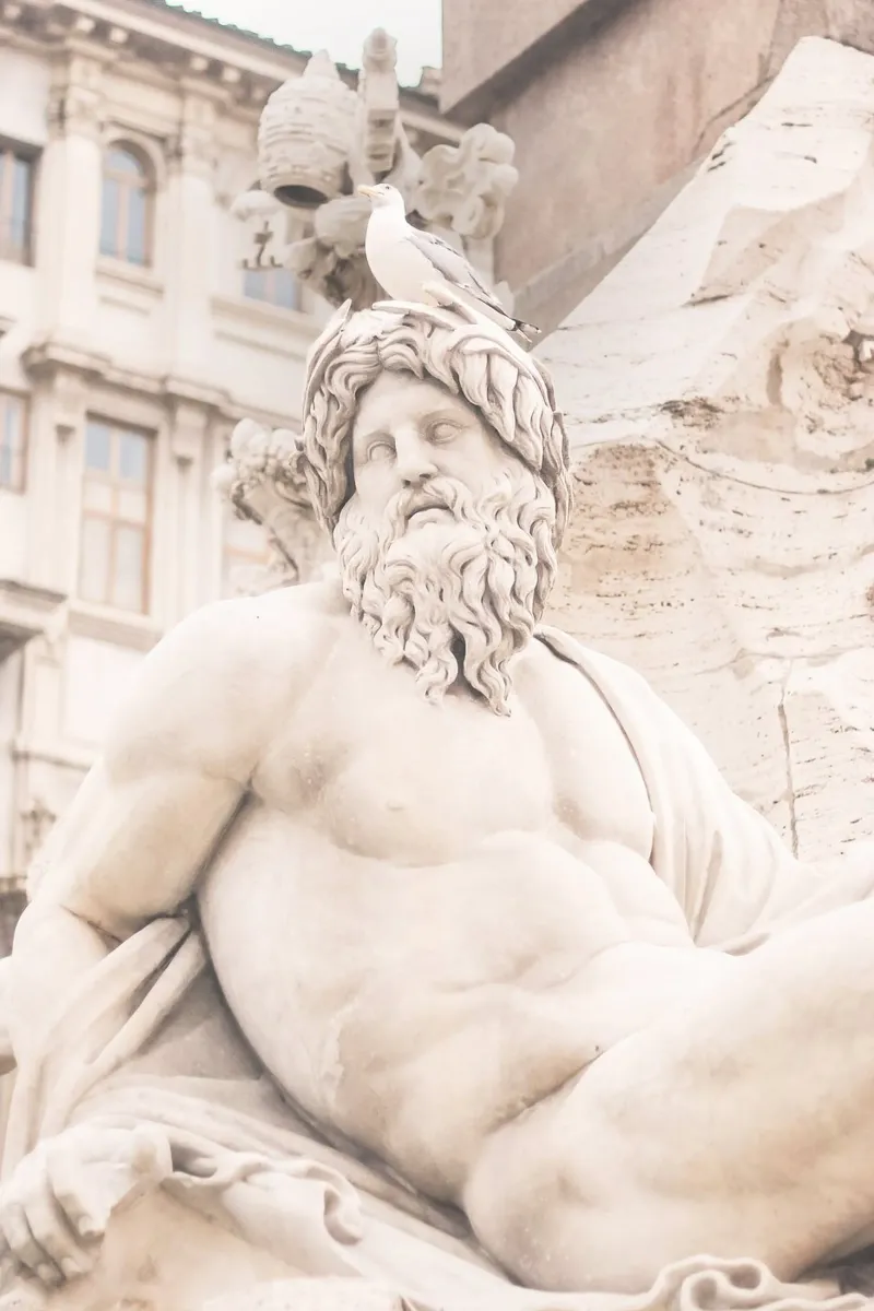 Roma, Italia I Gabbiano appollaiato su una statua antica e retrò pellicola backlit da Julie Travel Photography
