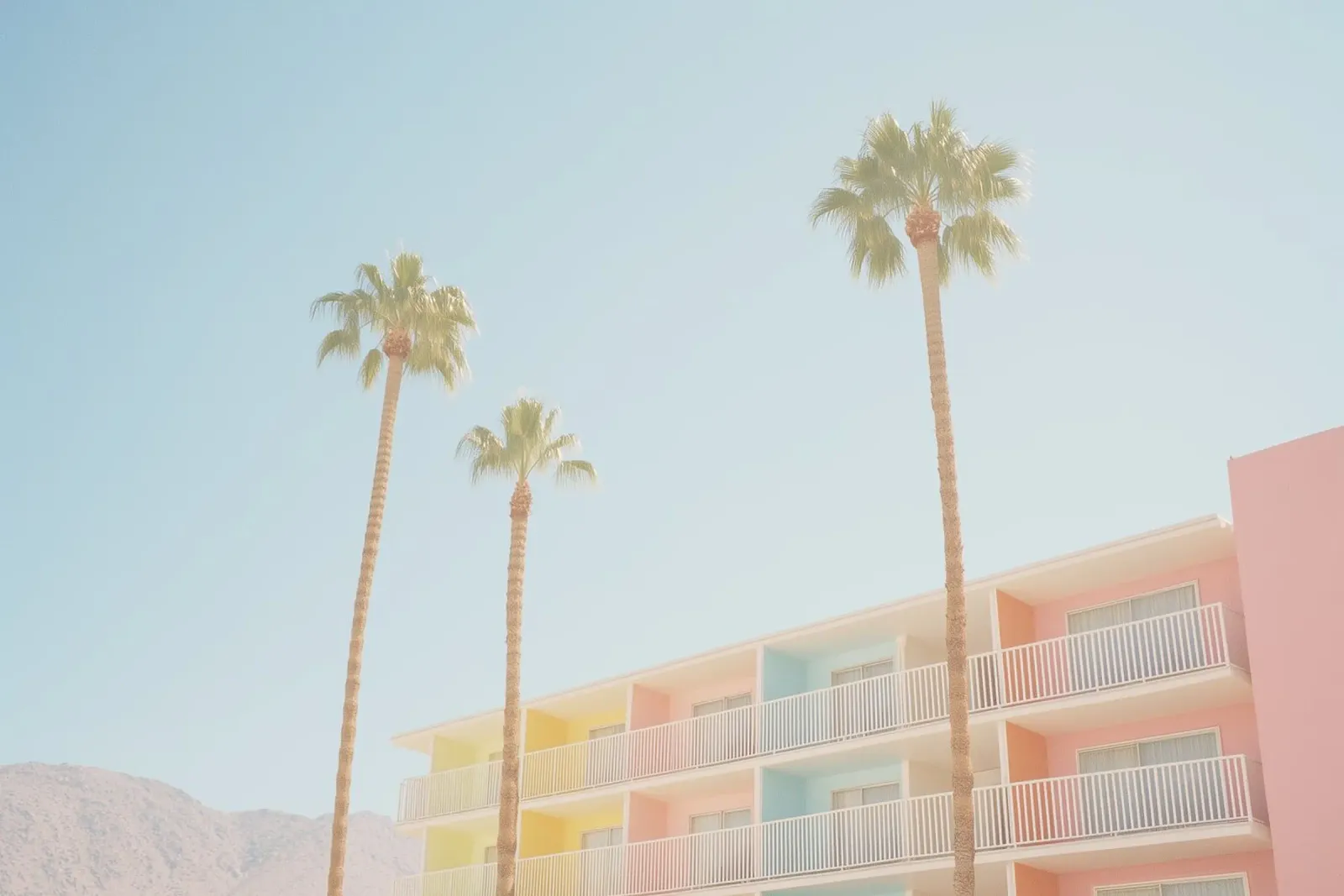 USA SérIA I Kleurrijke mid-century architectuur in Palm Springs poster van Julie Travel Photography
