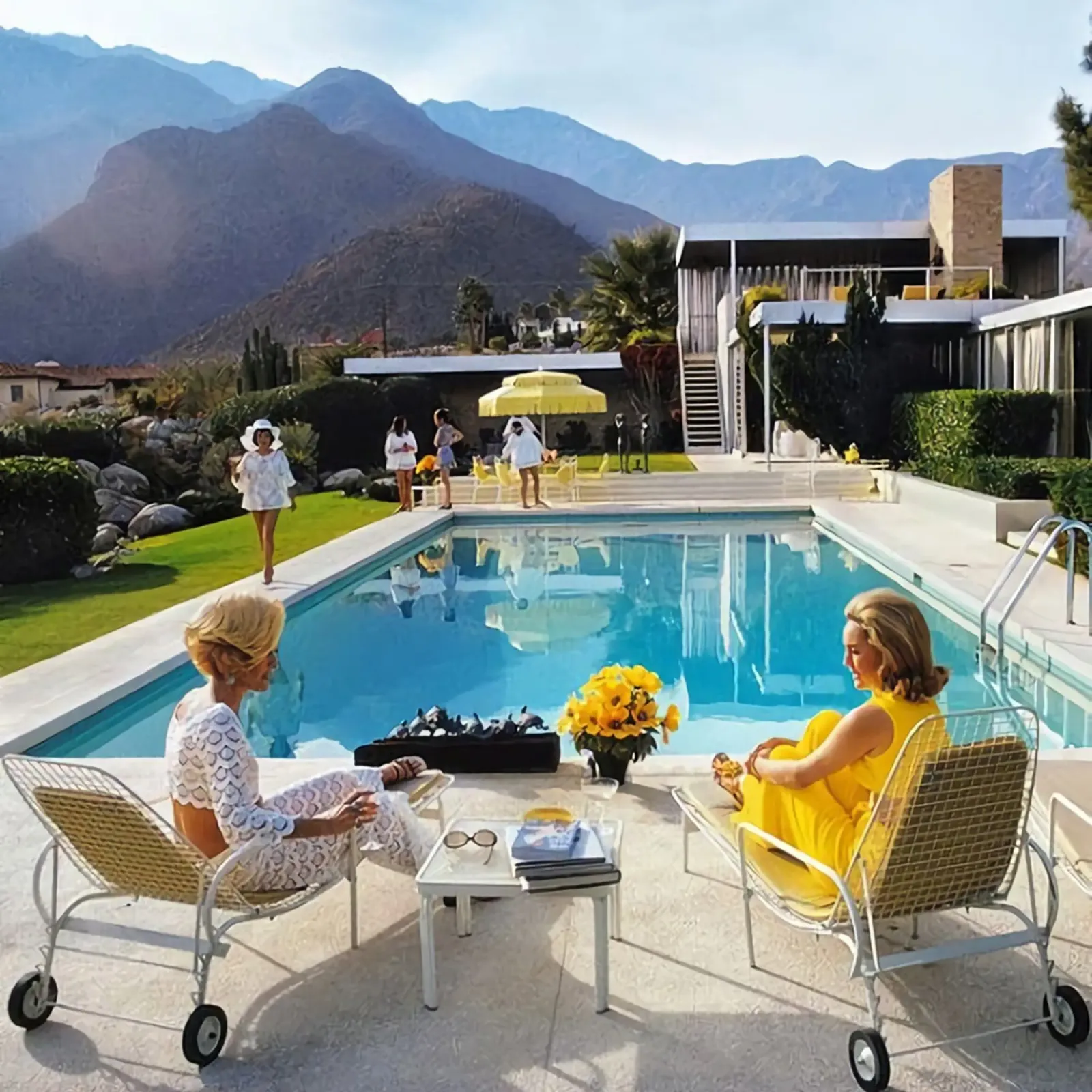 Donne a bordo piscina Glamour - Slim Aarons poster con telaio in alluminio da The Poster UK