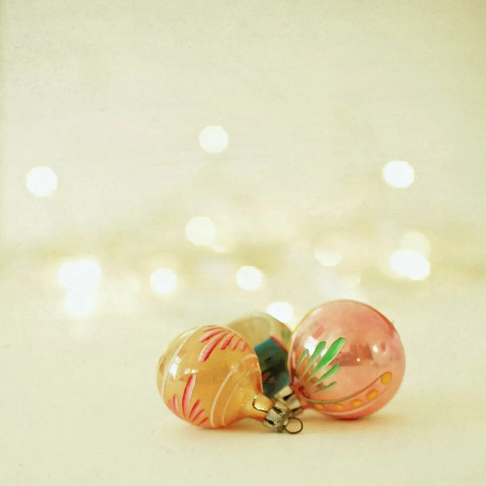 Baubles di Natale 2 poster con telaio in plastica da Cassia Beck Photography