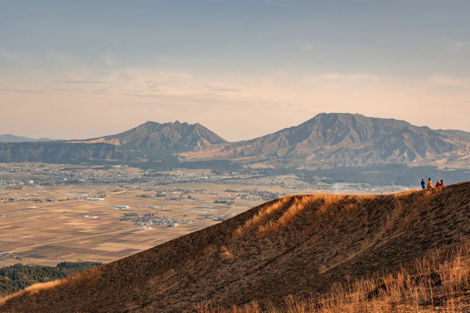 Tramonto sul Monte Aso a Kyushu, Giappone pellicola backlit da Marcel Bisig