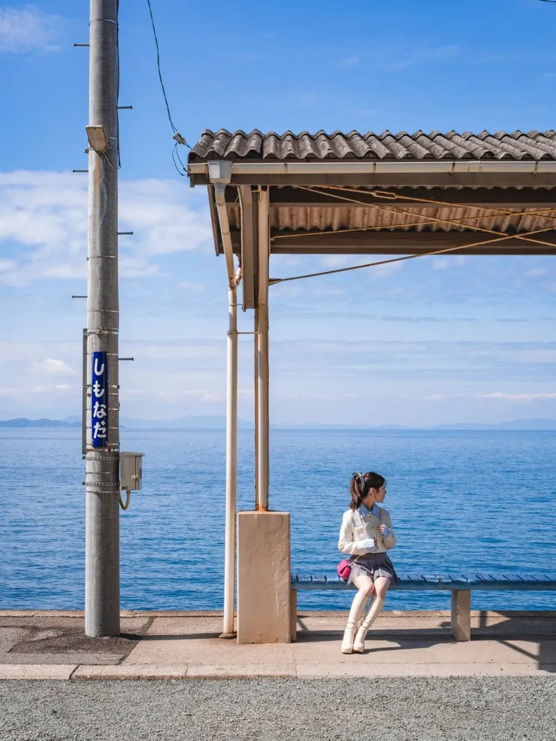 Stazione sul mare - Shikoku, Giappone poster con telaio in legno da Marcel Bisig