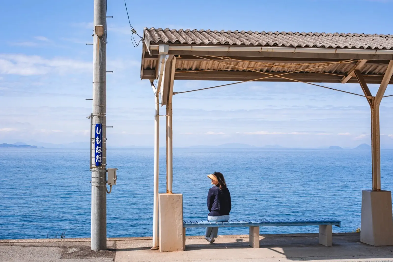 Stazione sul mare - Shikoku, Giappone poster con telaio in legno da Marcel Bisig