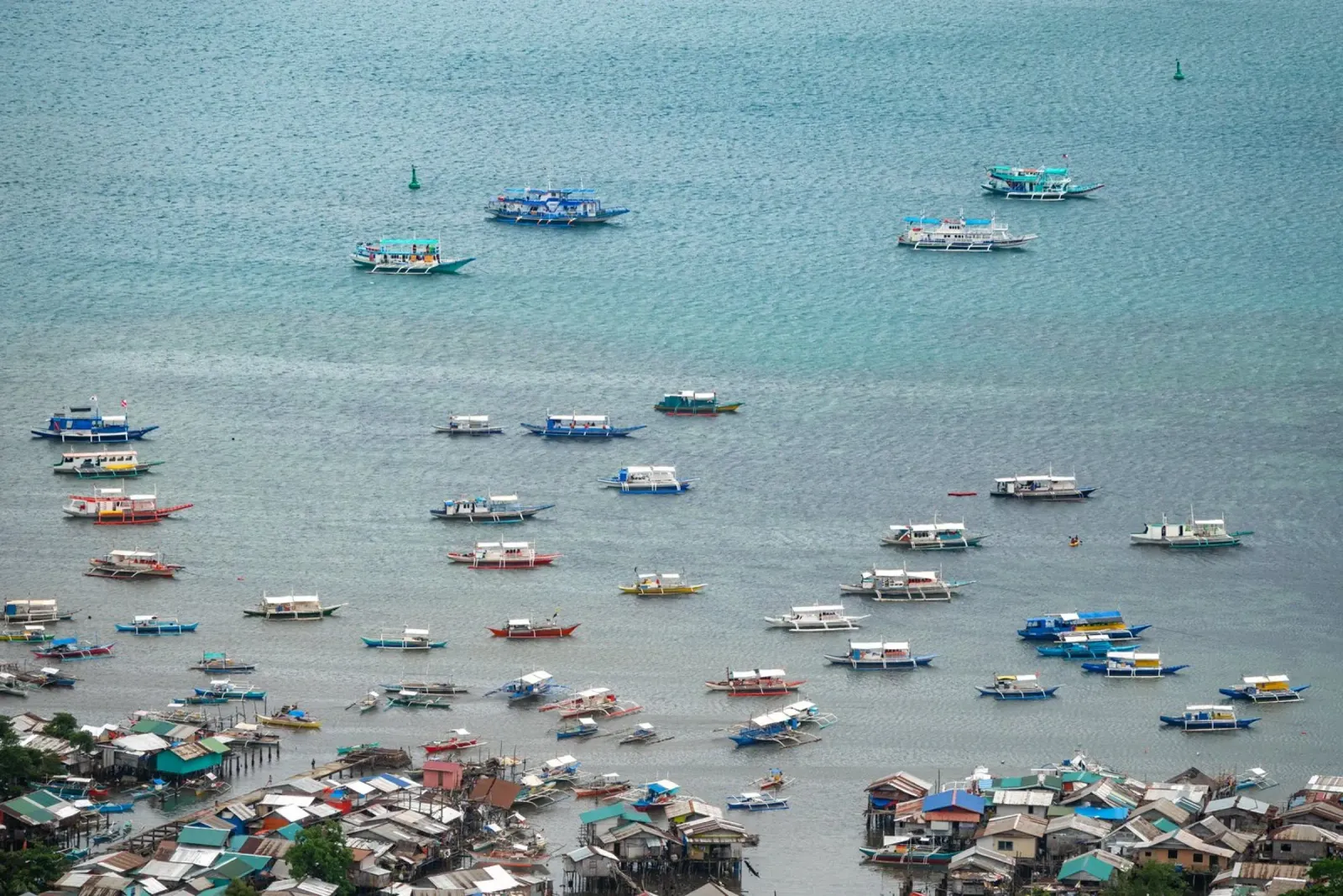 Barche da pesca sull'acqua nelle Filippine poster da anderm