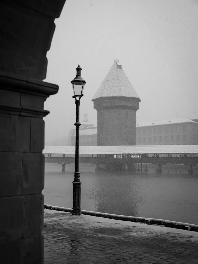 Inverno lucernese: Ponte della Cappella in bianco e nero pellicola backlit da LucernePictures