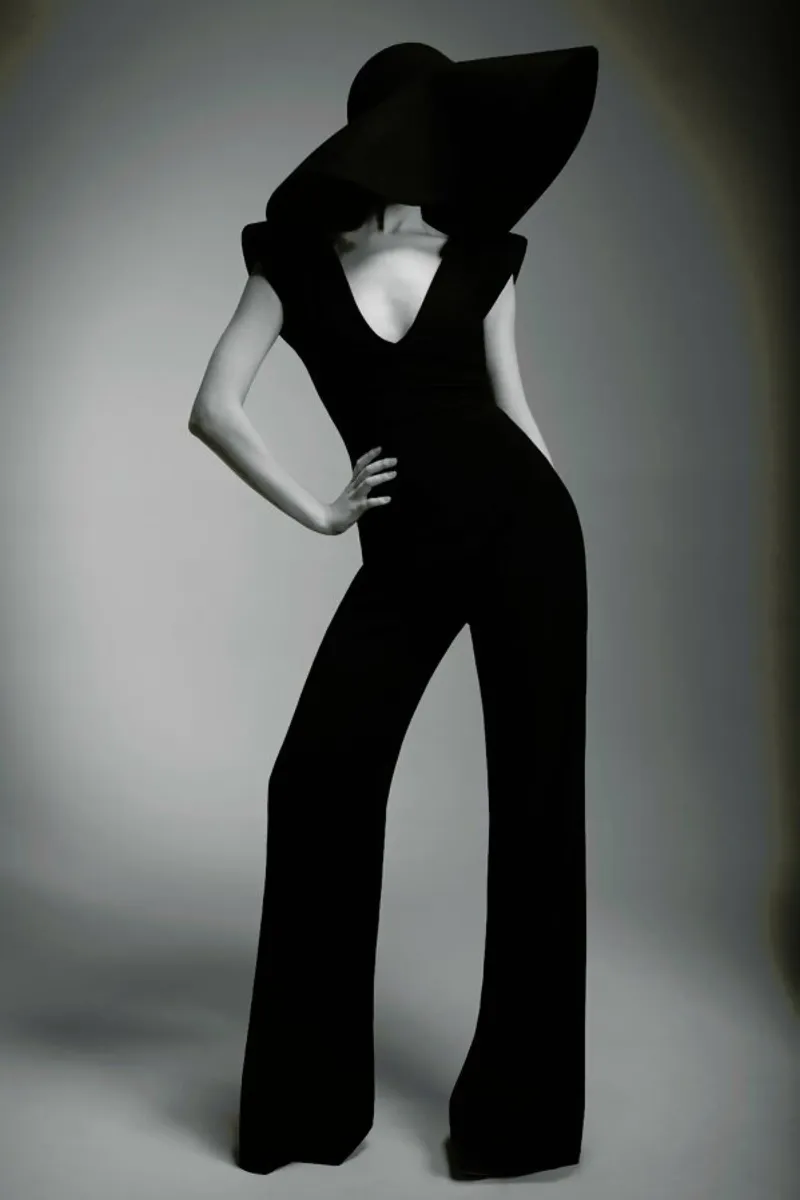 Silhouette pellicola backlit da Runway Collective